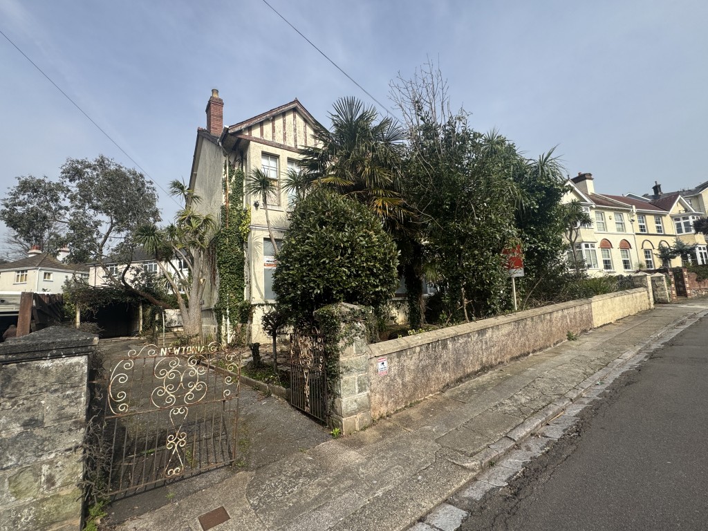 Lot: 40 - SEMI-DETACHED VICTORIAN HOUSE FOR IMPROVEMENT AND REPAIR - Front of the property showing drive